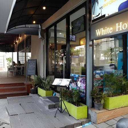 Отель White House Asoke Sukhumvit 18 Бангкок Экстерьер фото