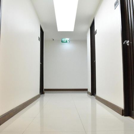 Отель White House Asoke Sukhumvit 18 Бангкок Экстерьер фото