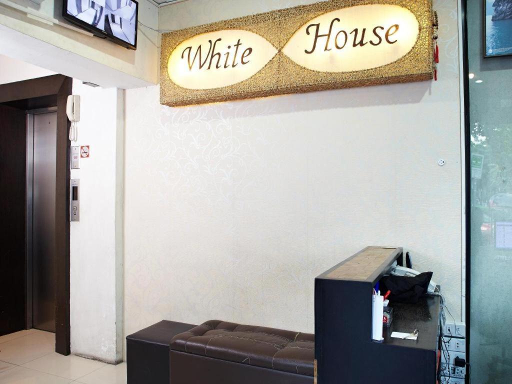 Отель White House Asoke Sukhumvit 18 Бангкок Экстерьер фото