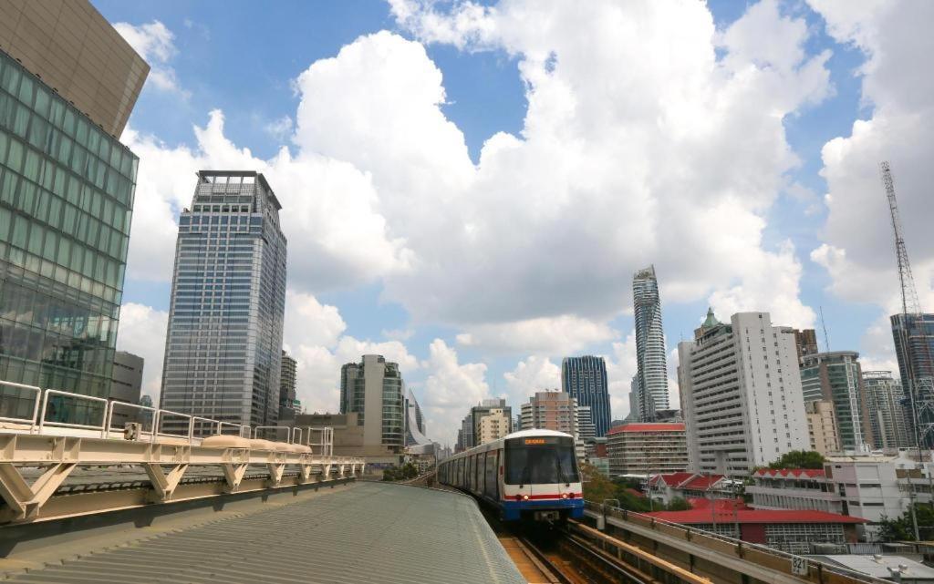 Отель White House Asoke Sukhumvit 18 Бангкок Экстерьер фото