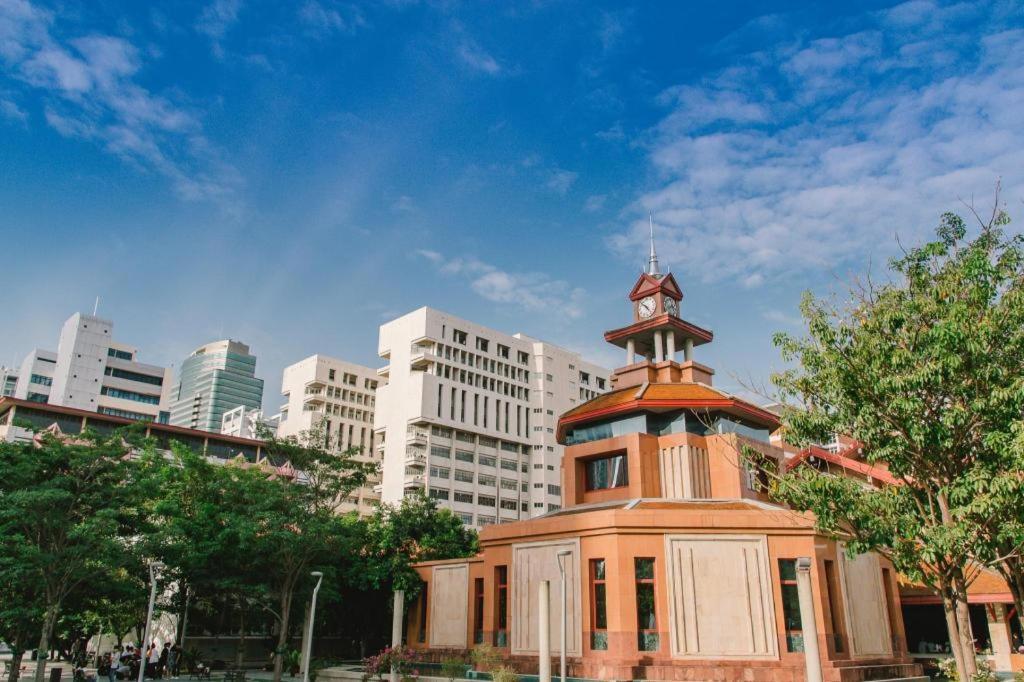 Отель White House Asoke Sukhumvit 18 Бангкок Экстерьер фото