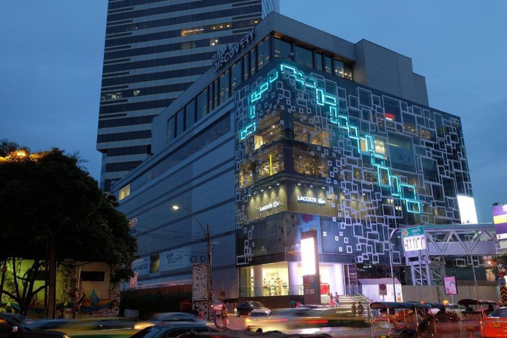 Отель White House Asoke Sukhumvit 18 Бангкок Экстерьер фото