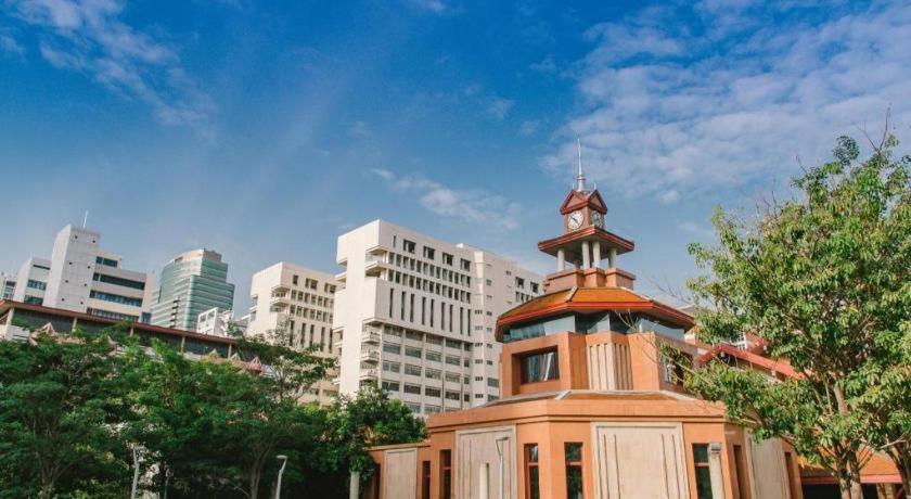 Отель White House Asoke Sukhumvit 18 Бангкок Экстерьер фото