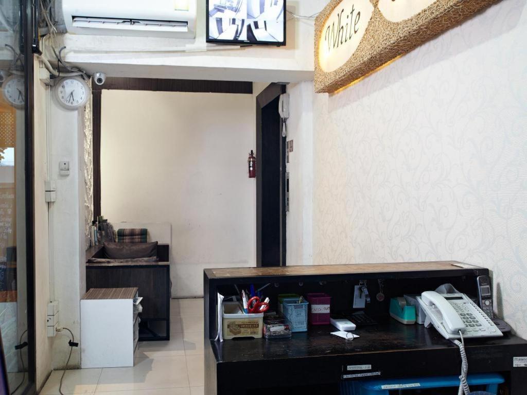 Отель White House Asoke Sukhumvit 18 Бангкок Экстерьер фото