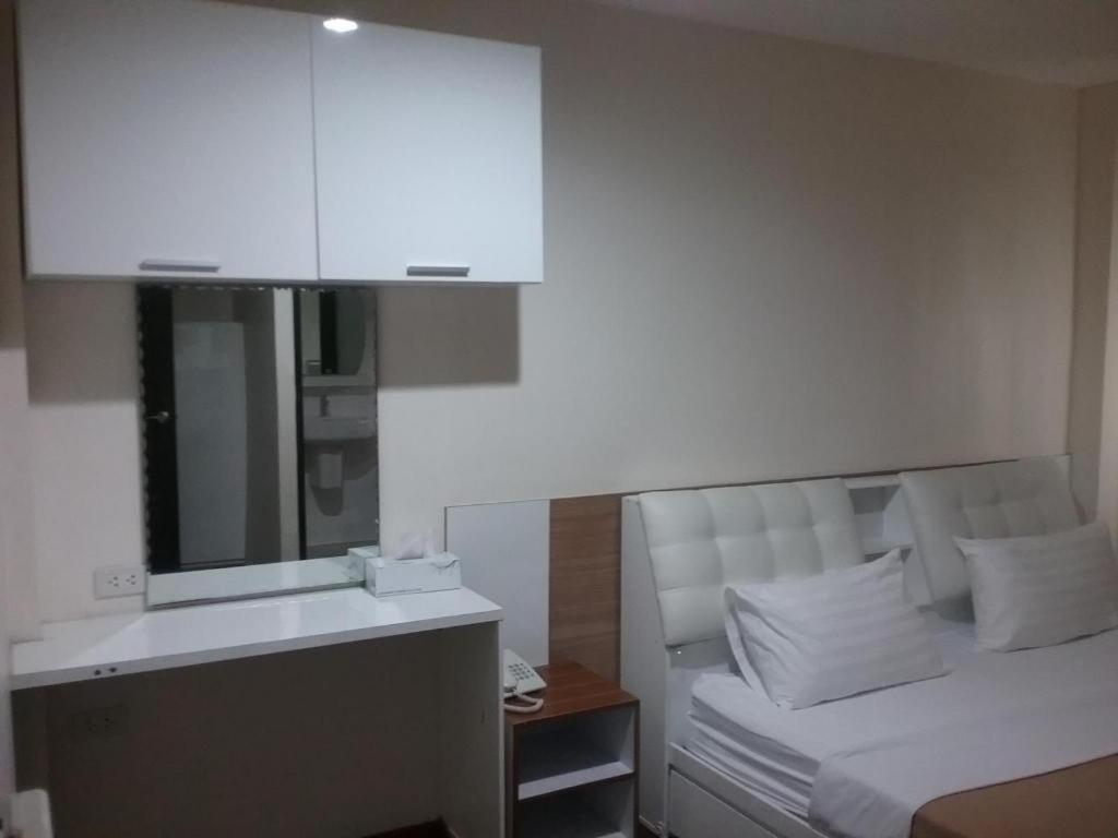 Отель White House Asoke Sukhumvit 18 Бангкок Экстерьер фото