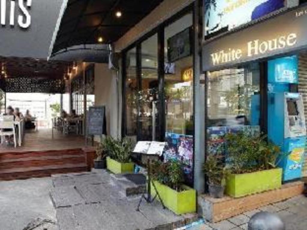 Отель White House Asoke Sukhumvit 18 Бангкок Экстерьер фото