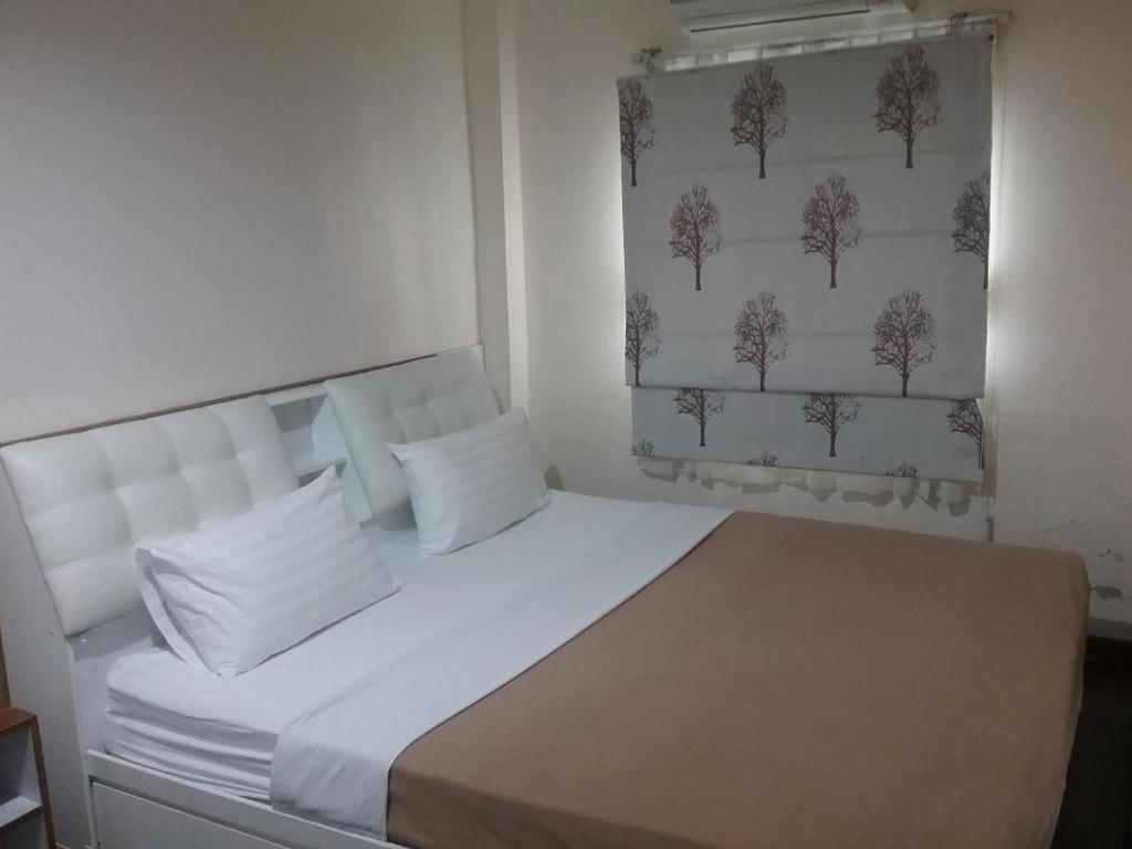 Отель White House Asoke Sukhumvit 18 Бангкок Экстерьер фото