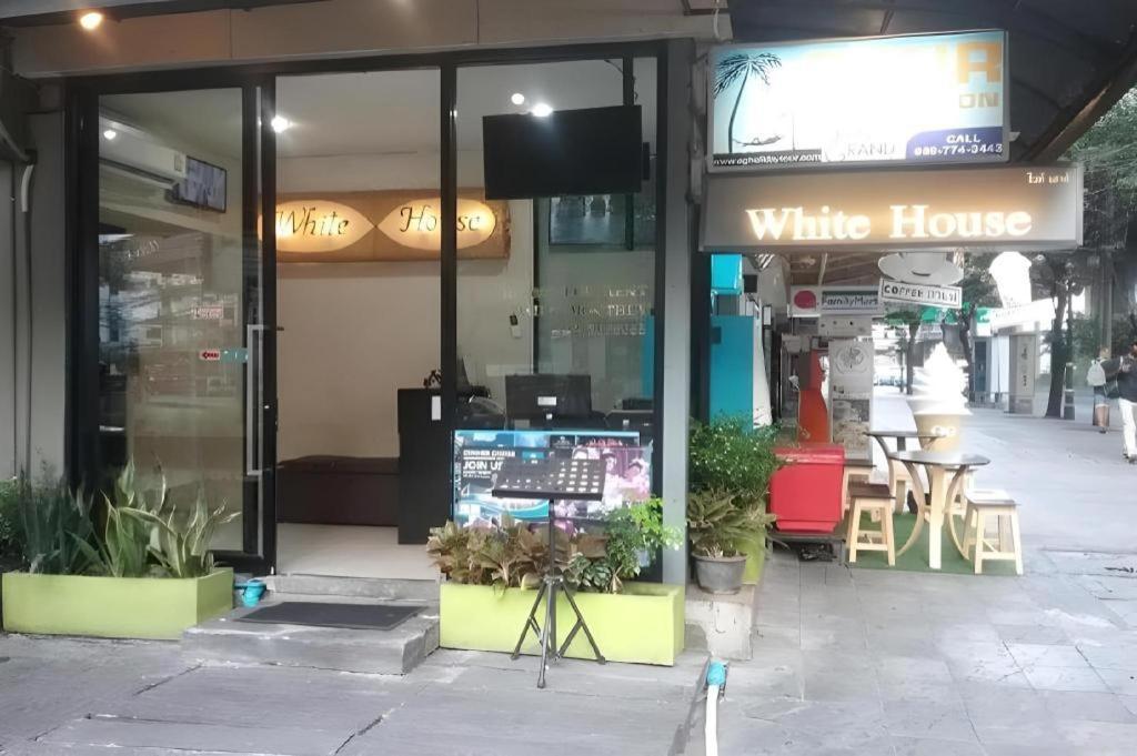 Отель White House Asoke Sukhumvit 18 Бангкок Экстерьер фото