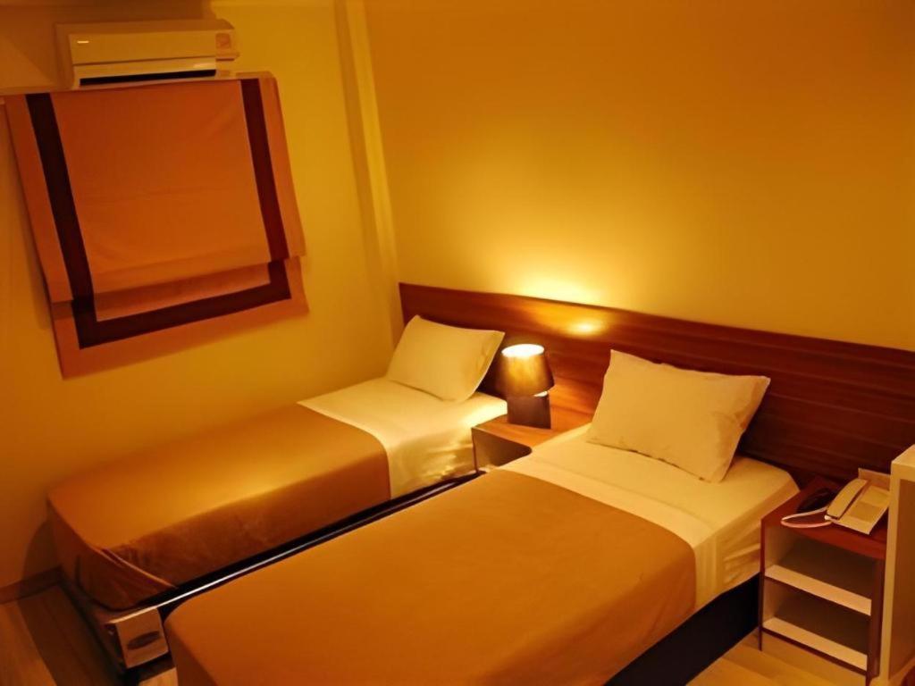 Отель White House Asoke Sukhumvit 18 Бангкок Экстерьер фото