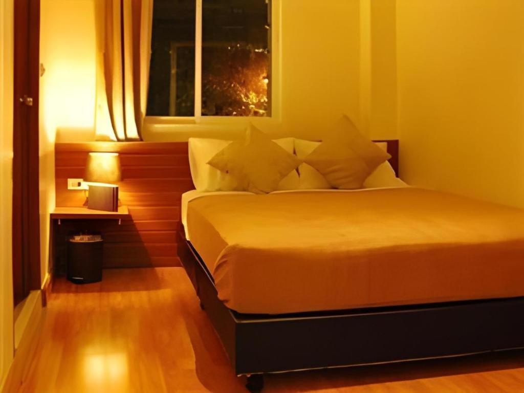 Отель White House Asoke Sukhumvit 18 Бангкок Экстерьер фото